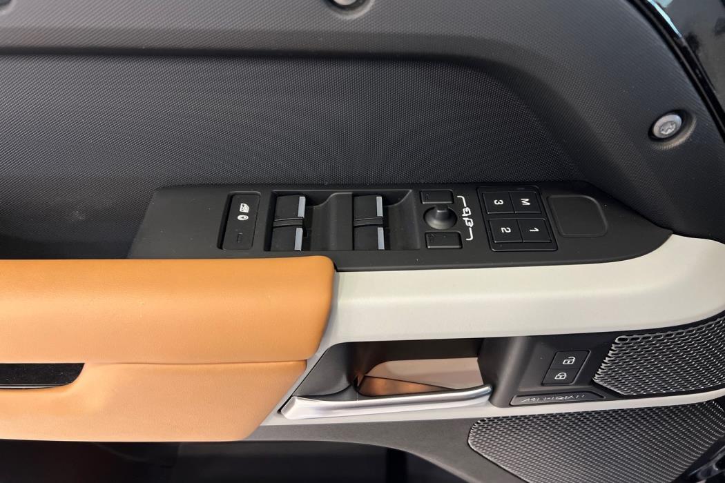 Land Rover Defender 2023