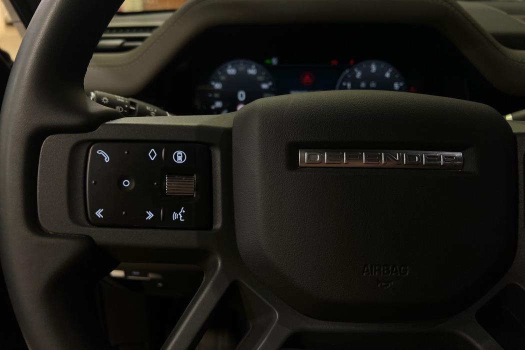 Land Rover Defender 2025