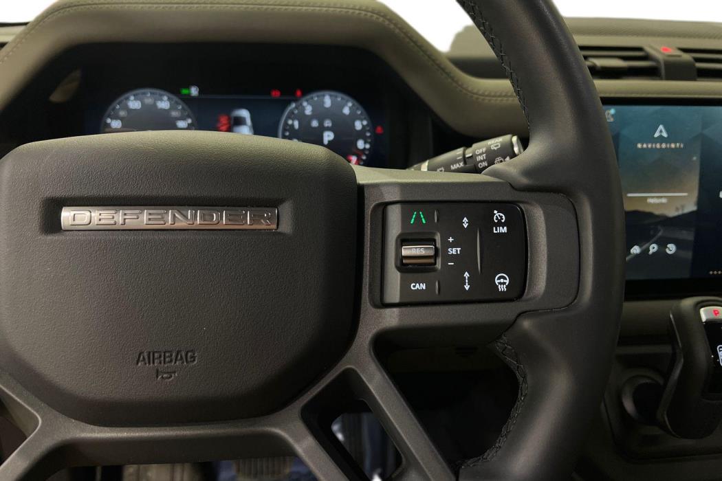 Land Rover Defender 2025