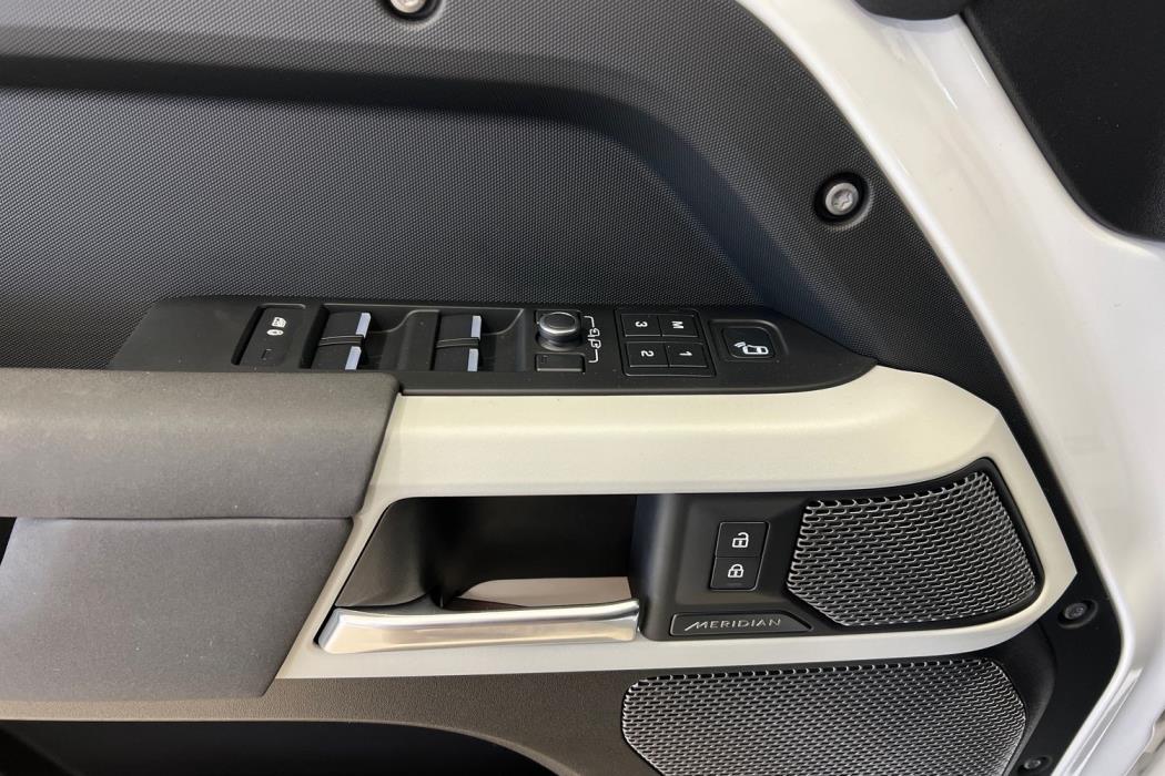 Land Rover Defender 2022