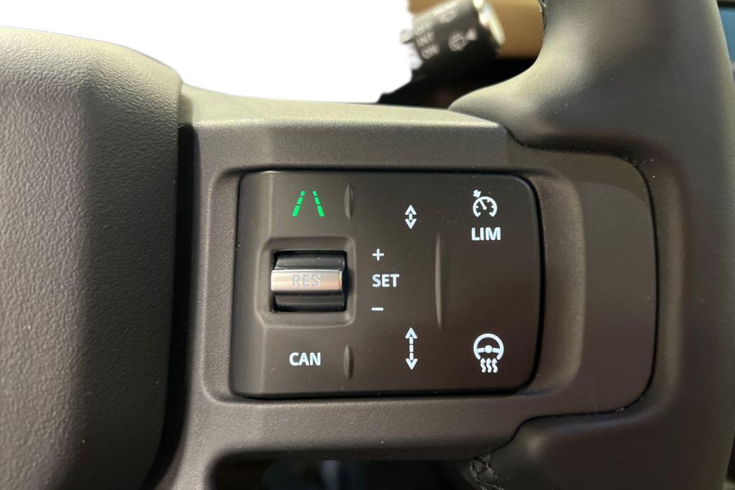 Land Rover Defender 2025