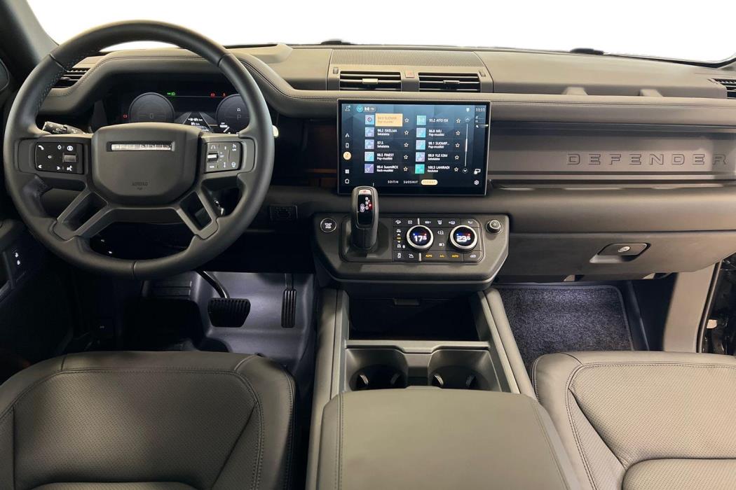 Land Rover Defender 2025