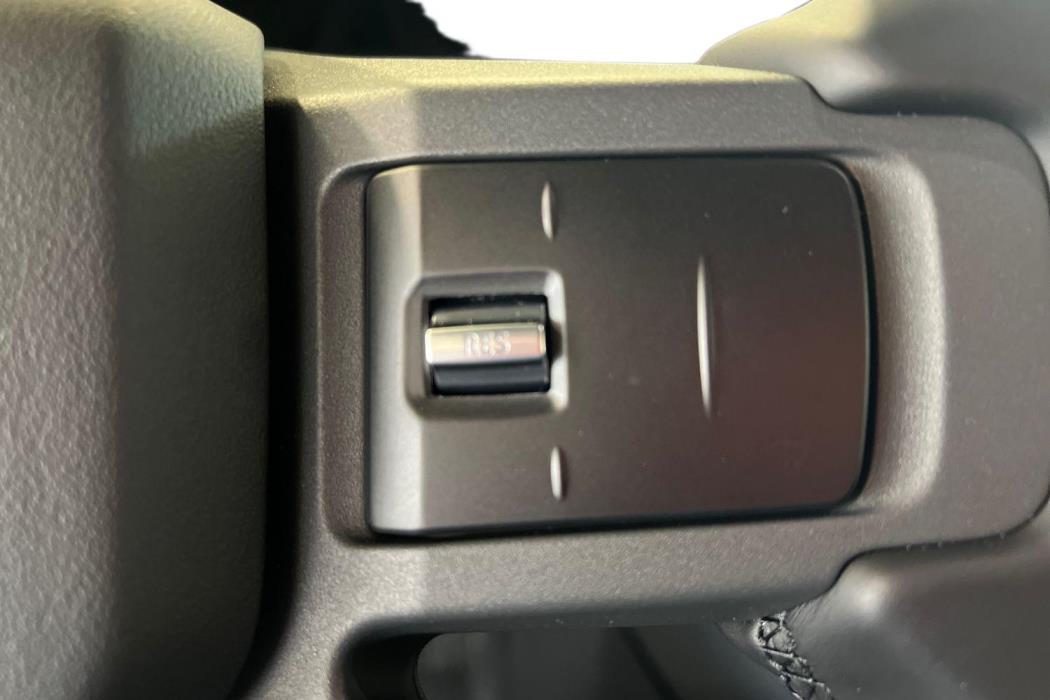 Land Rover Defender 2025