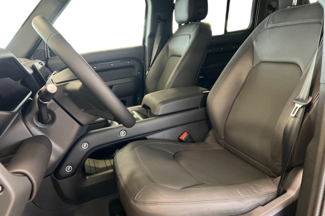 Land Rover Defender 2025