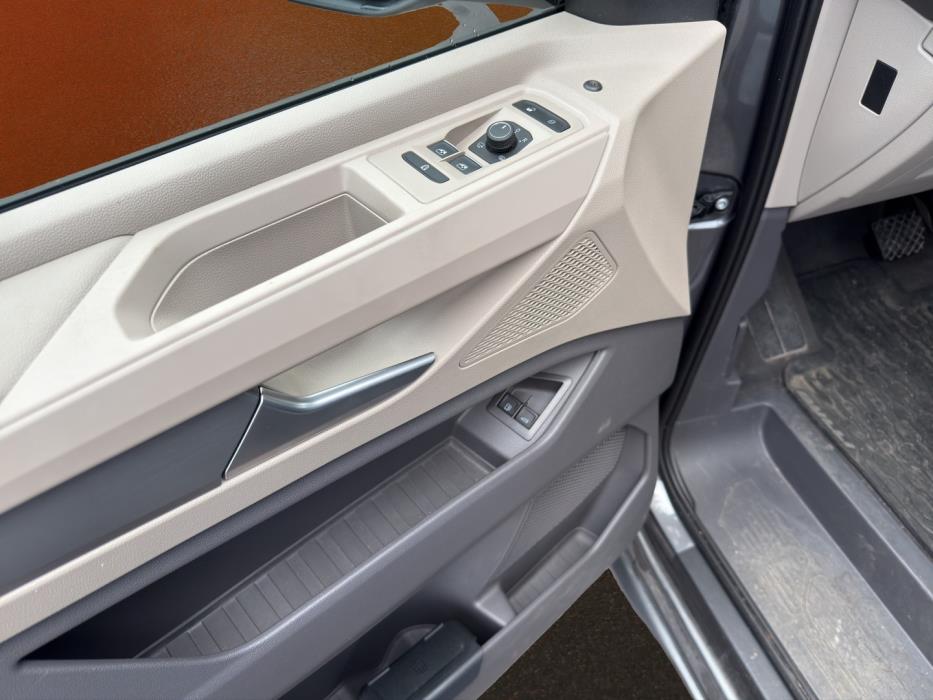 VOLKSWAGEN Multivan 2023