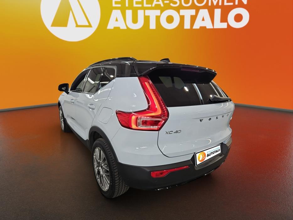 VOLVO XC40 2024