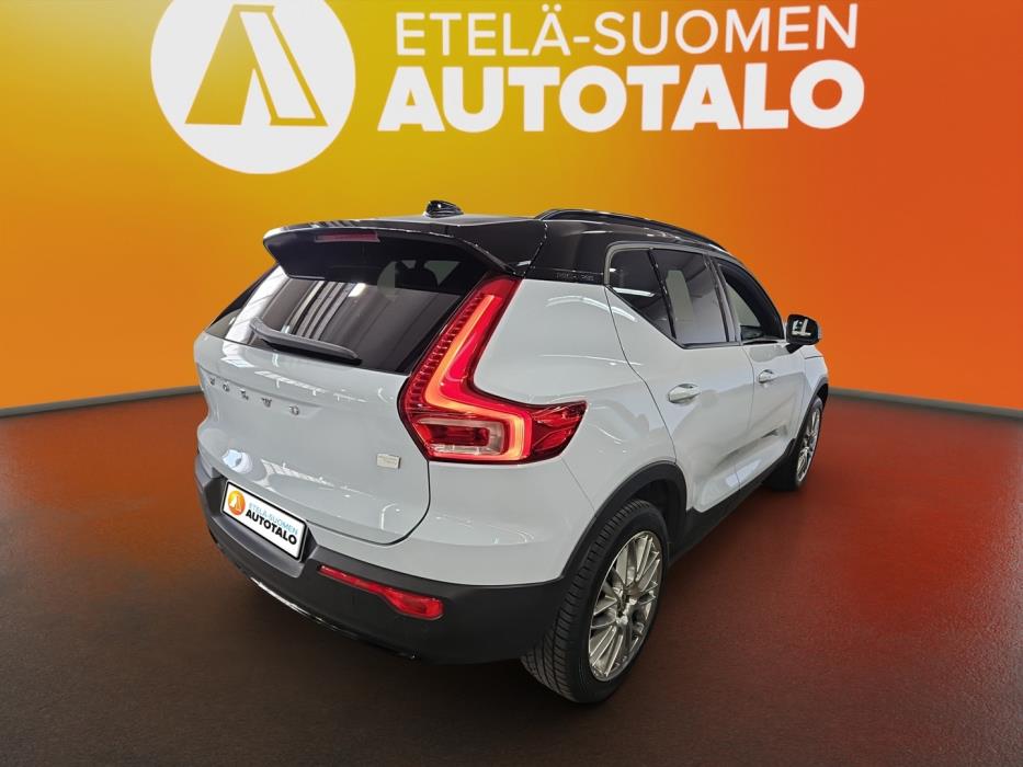 VOLVO XC40 2024