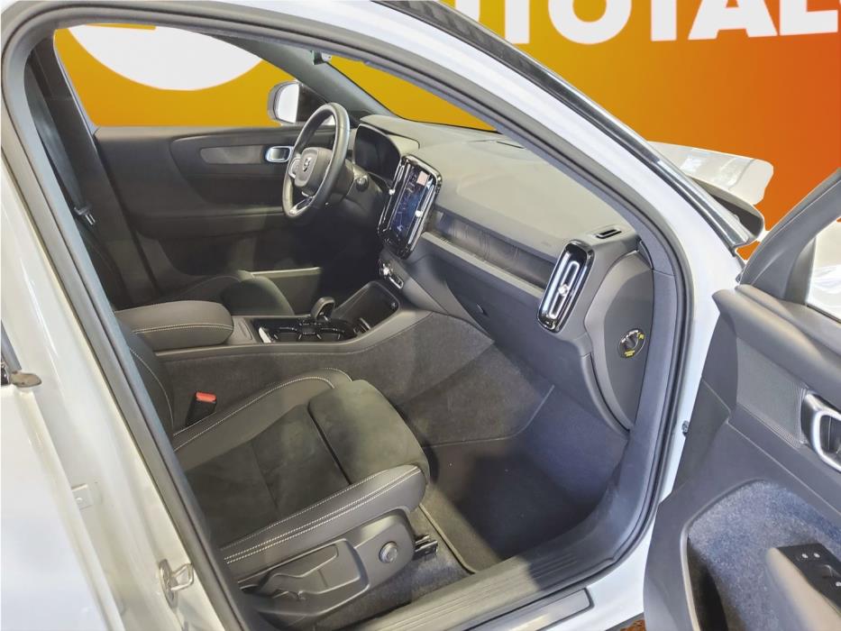 VOLVO XC40 2023