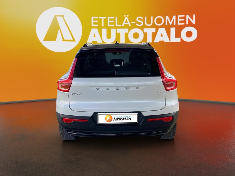 VOLVO XC40 2023
