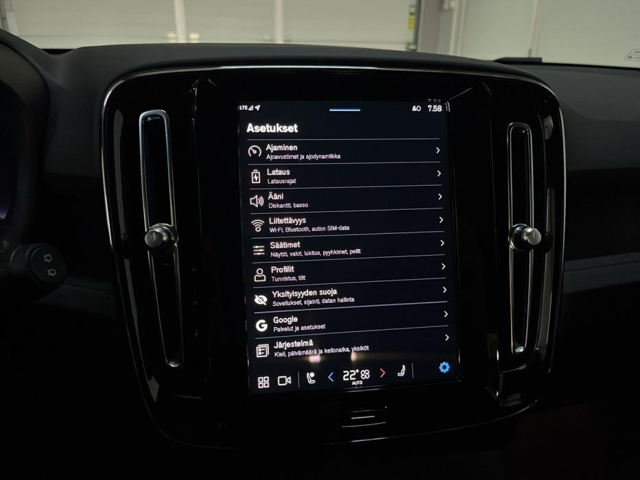 VOLVO XC40 2023