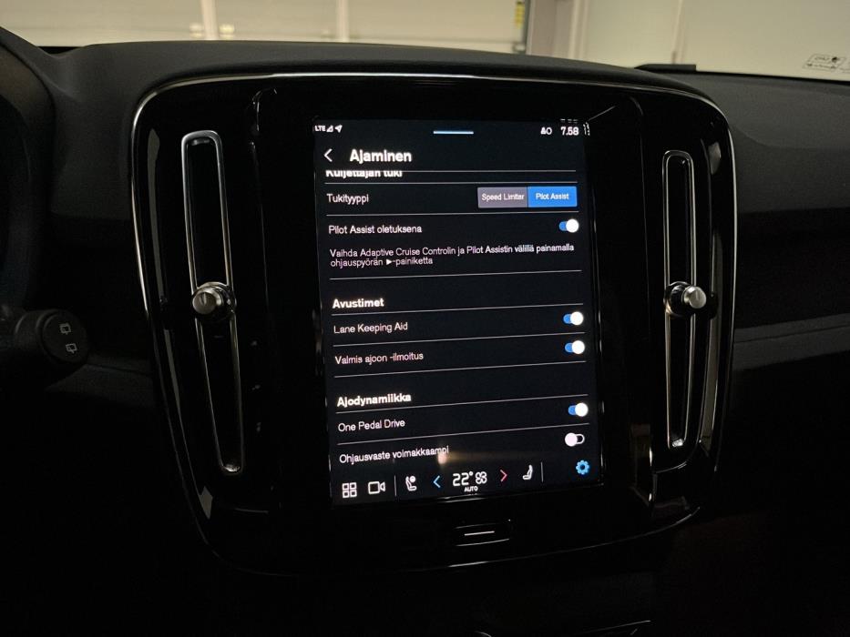 VOLVO XC40 2023