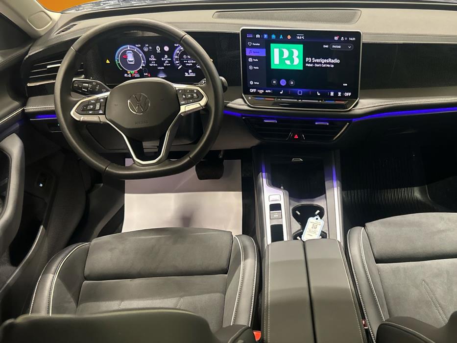 VOLKSWAGEN Passat 2025