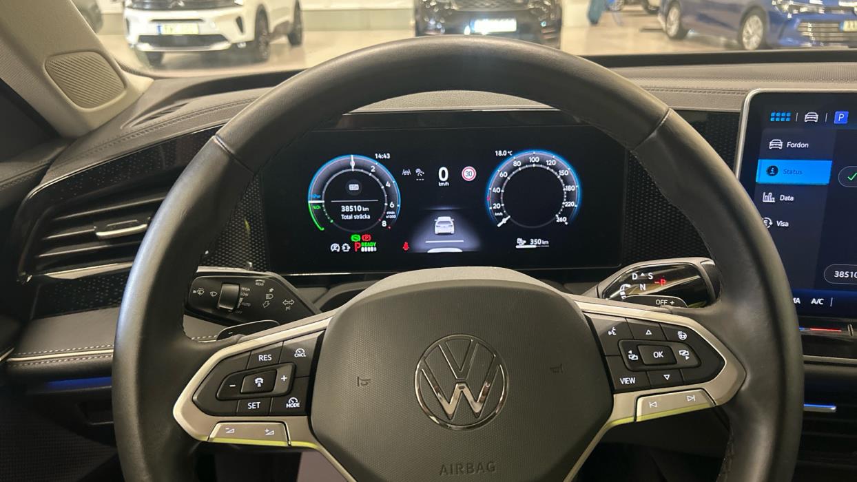 VOLKSWAGEN Passat 2025