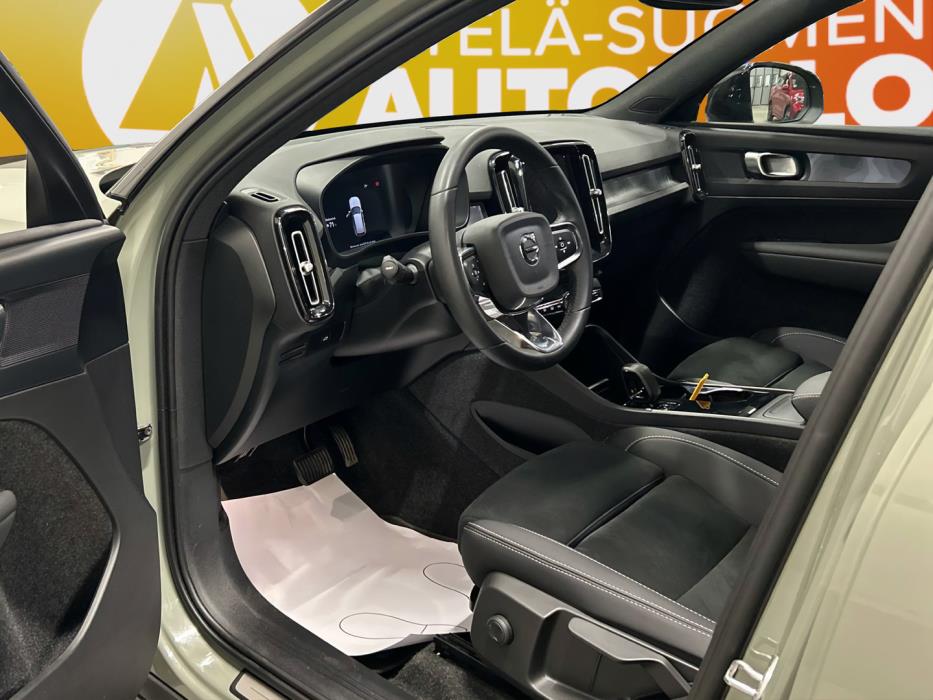 VOLVO XC40 2024