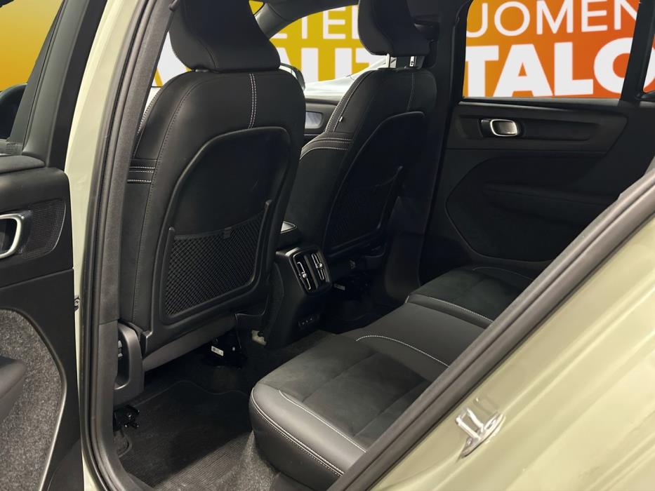 VOLVO XC40 2024