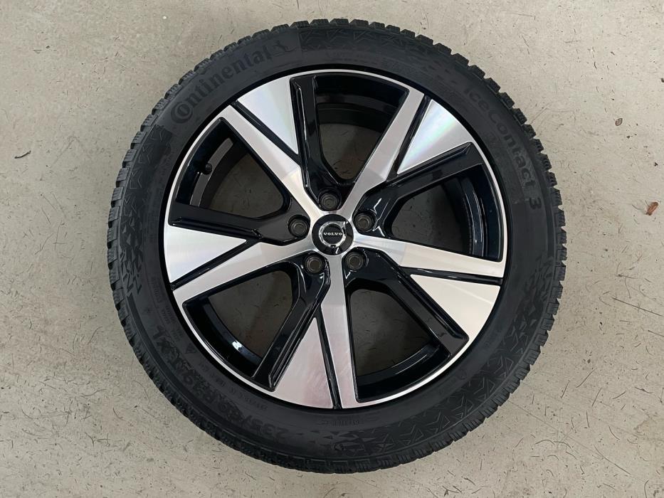 VOLVO XC40 2024