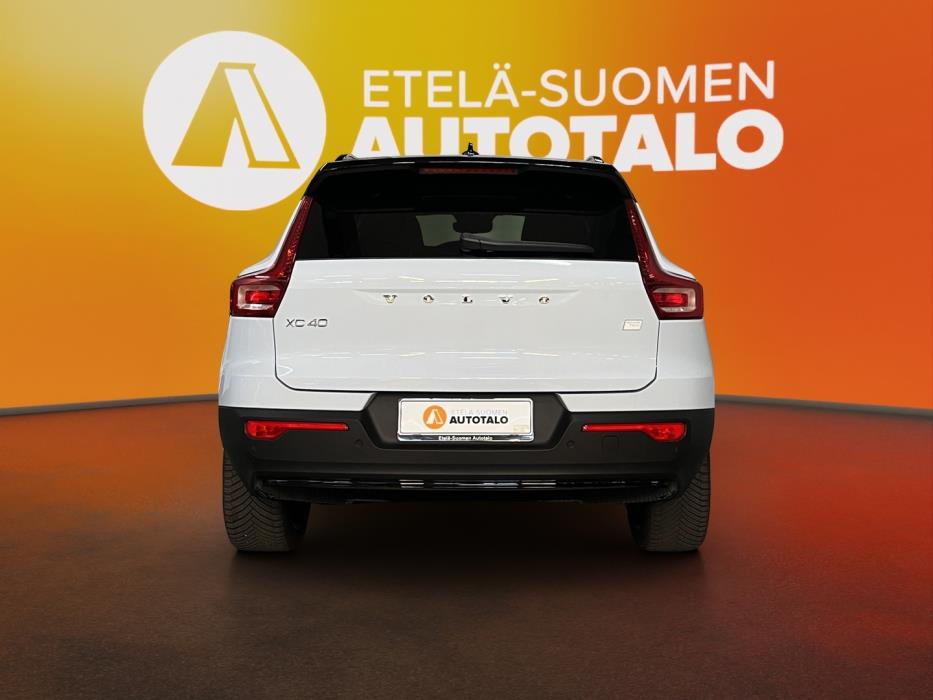 VOLVO XC40 2024