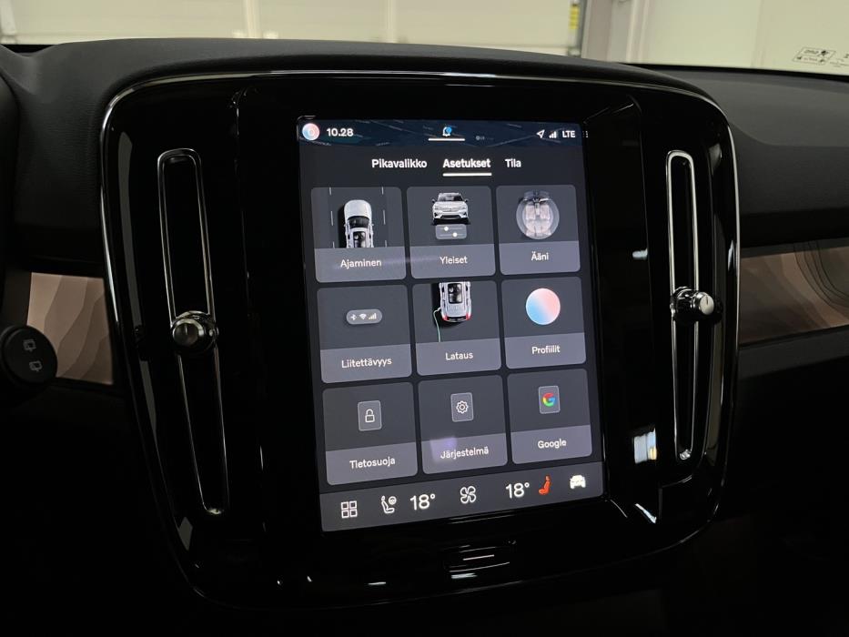 VOLVO XC40 2024