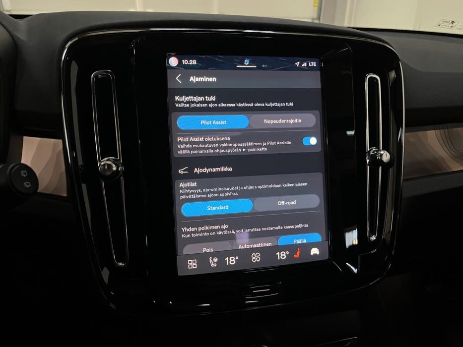 VOLVO XC40 2024