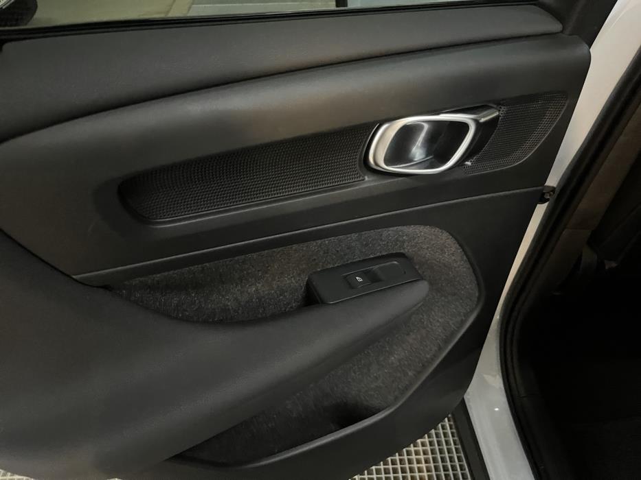 VOLVO XC40 2024