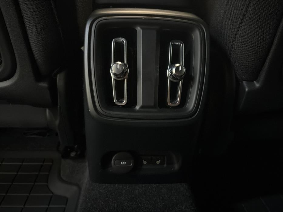 VOLVO XC40 2023