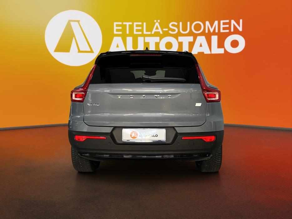 VOLVO XC40 2023