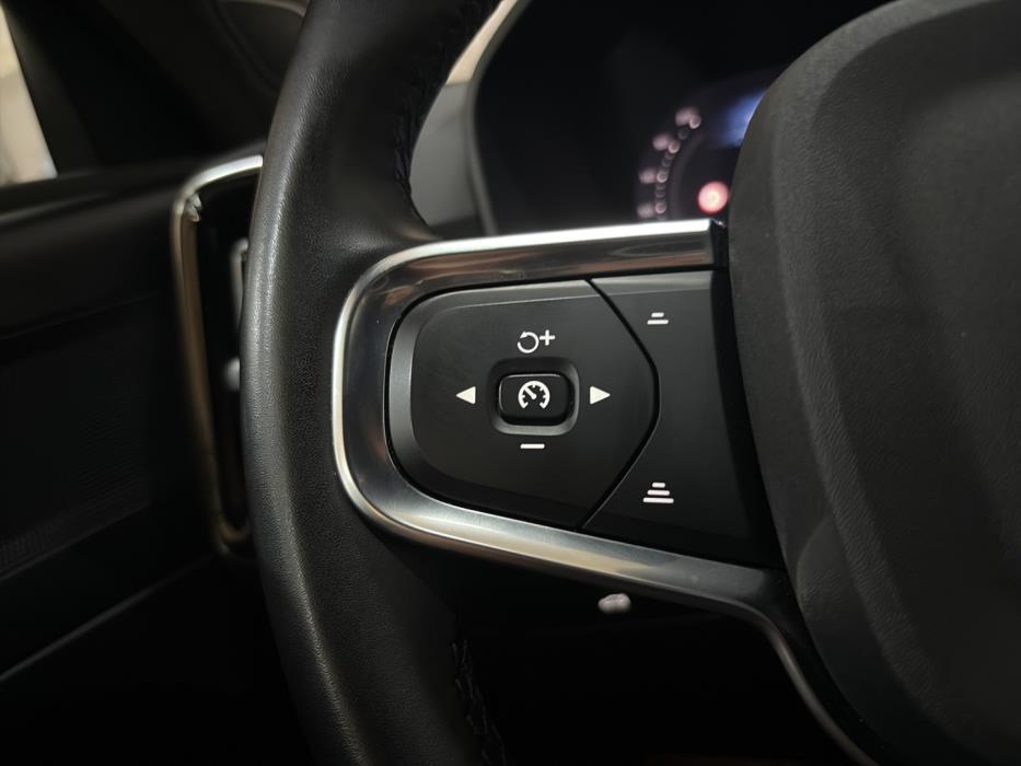 VOLVO XC40 2023