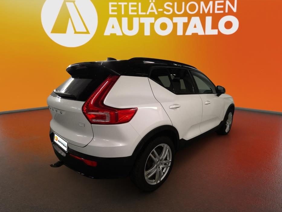 VOLVO XC40 2023