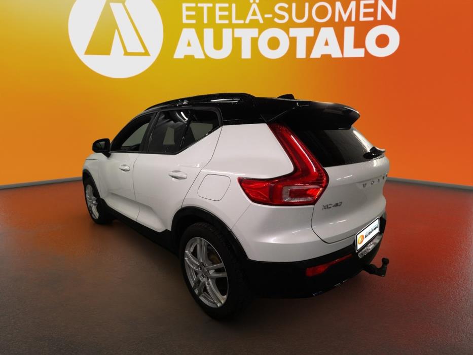 VOLVO XC40 2023