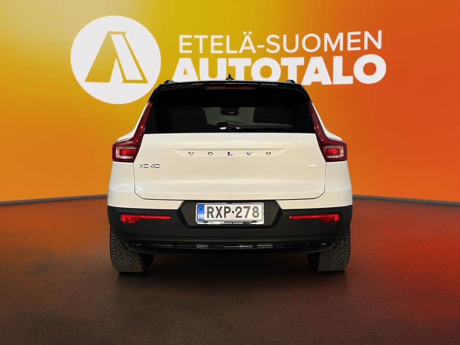 VOLVO XC40 2024