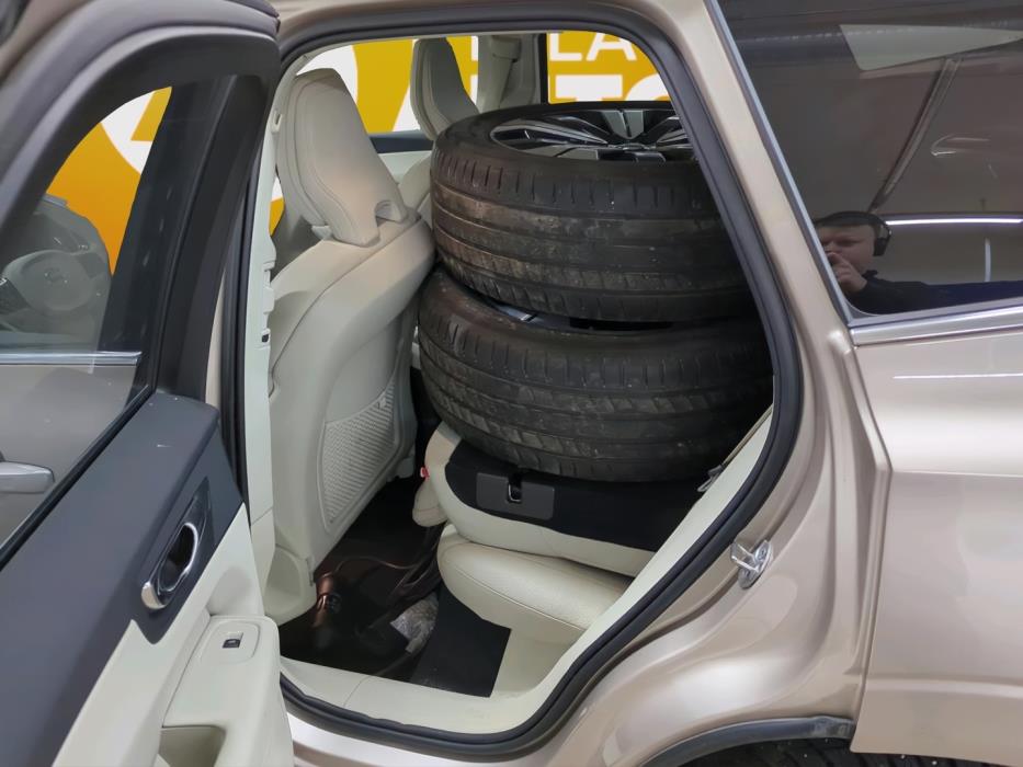 VOLVO XC60 2023