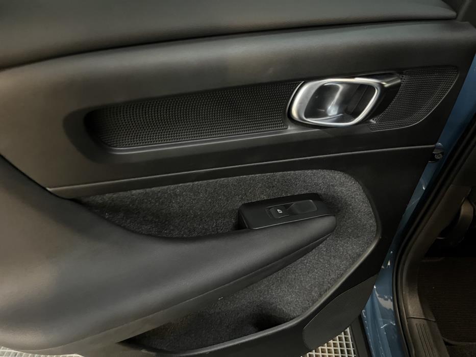 VOLVO XC40 2023