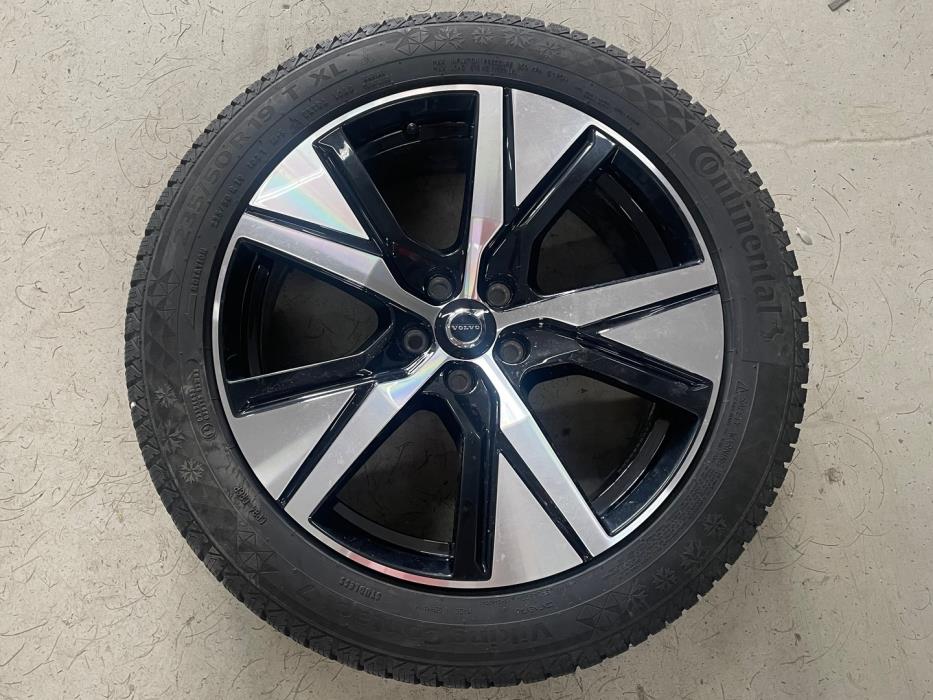 VOLVO XC40 2024