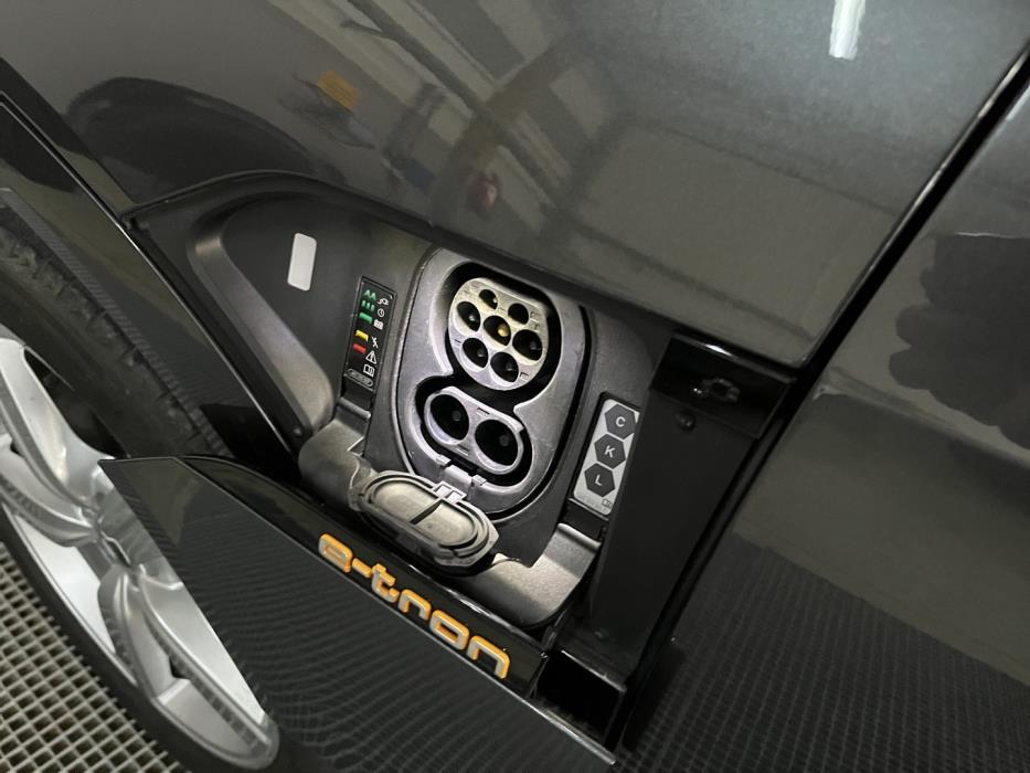AUDI e-tron 2022