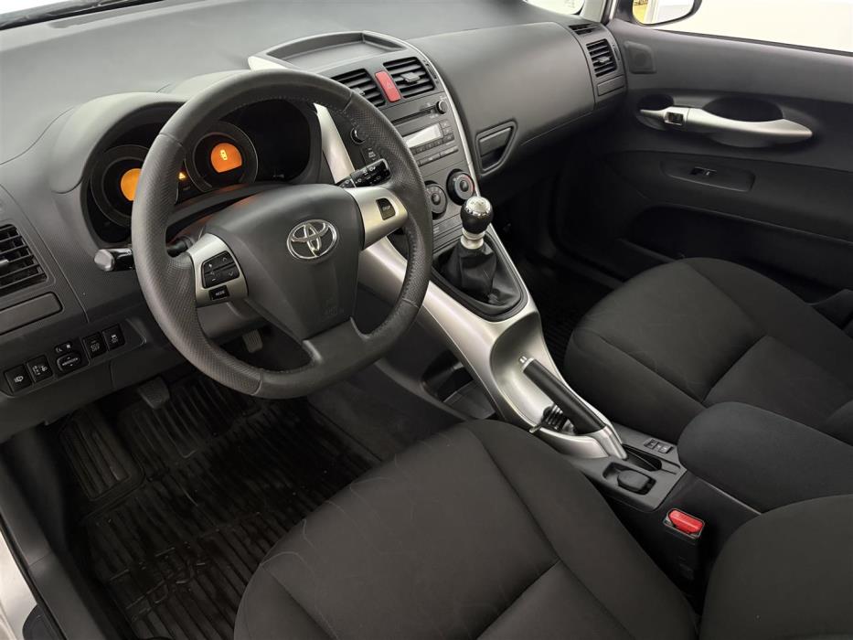 TOYOTA Auris 2012