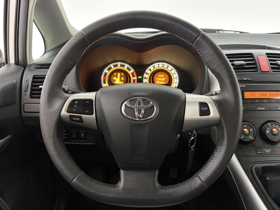 TOYOTA Auris 2012