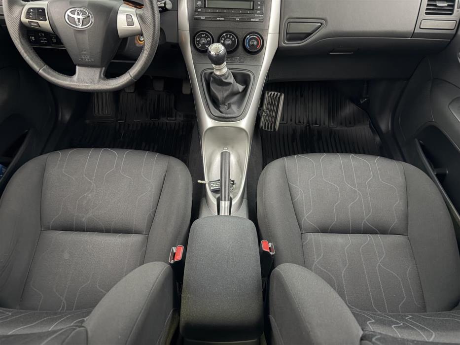 TOYOTA Auris 2012