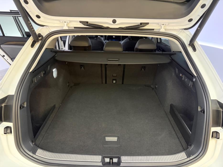 VOLKSWAGEN Passat 2024
