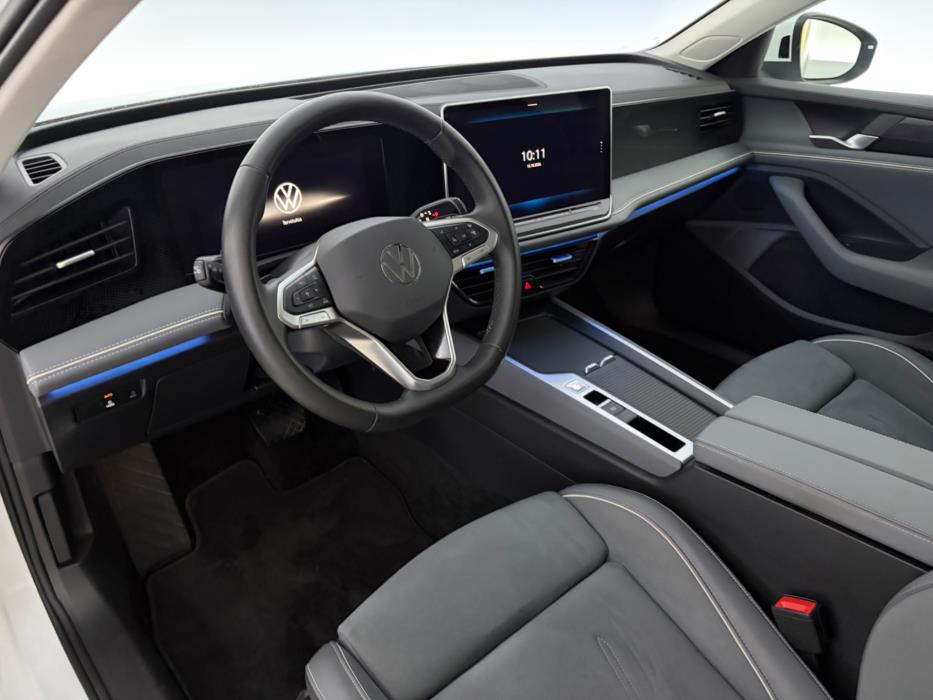 VOLKSWAGEN Passat 2024