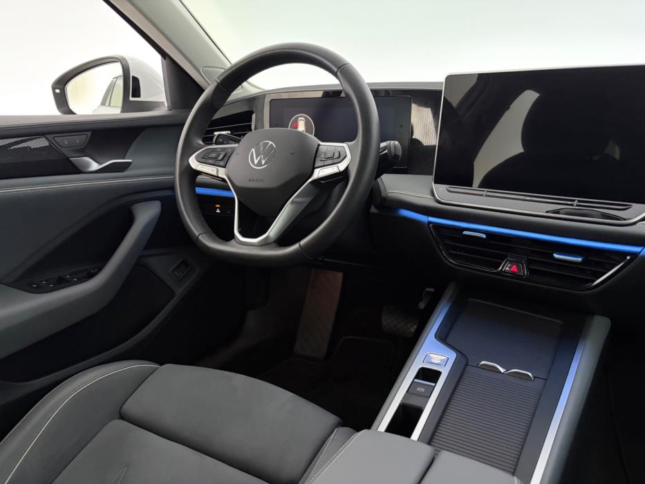 VOLKSWAGEN Passat 2024