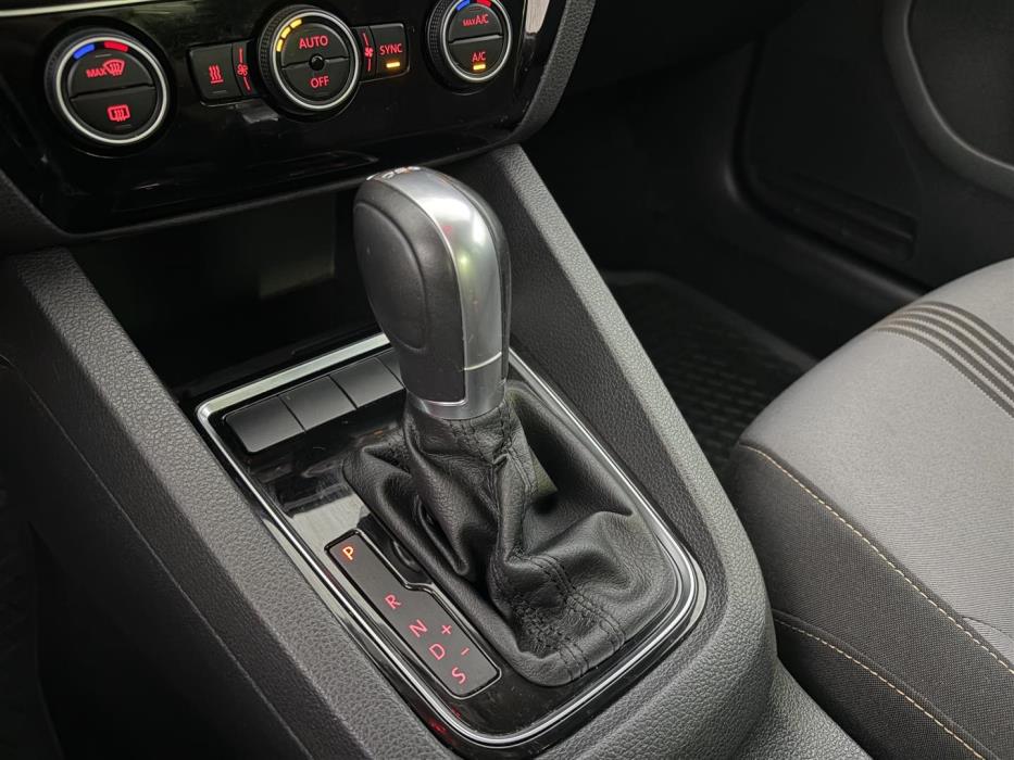 VOLKSWAGEN Jetta 2016