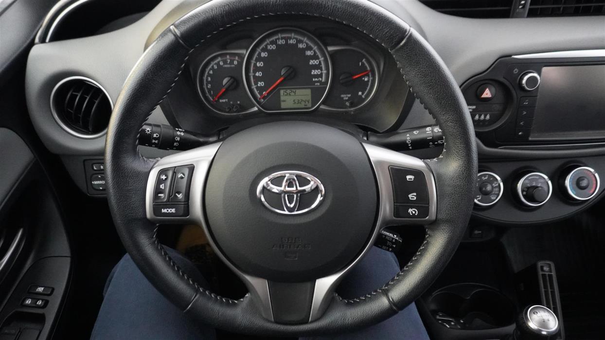 TOYOTA Yaris 2016