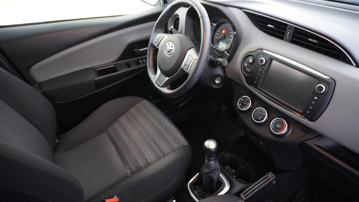TOYOTA Yaris 2016