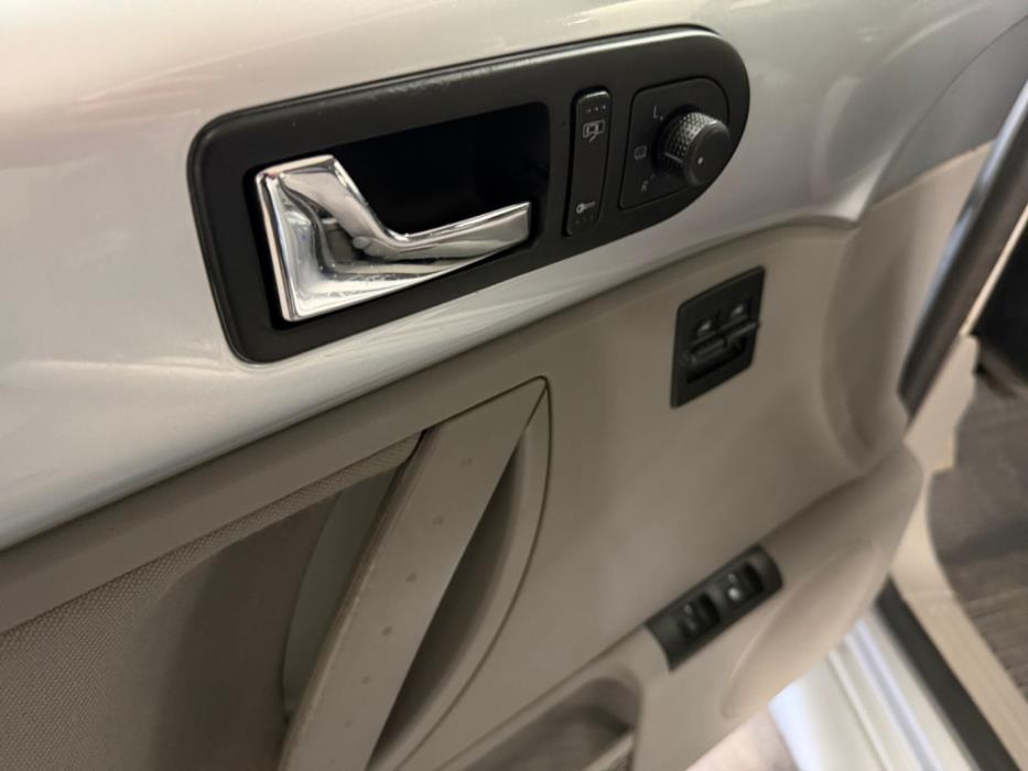 VOLKSWAGEN New Beetle 2005