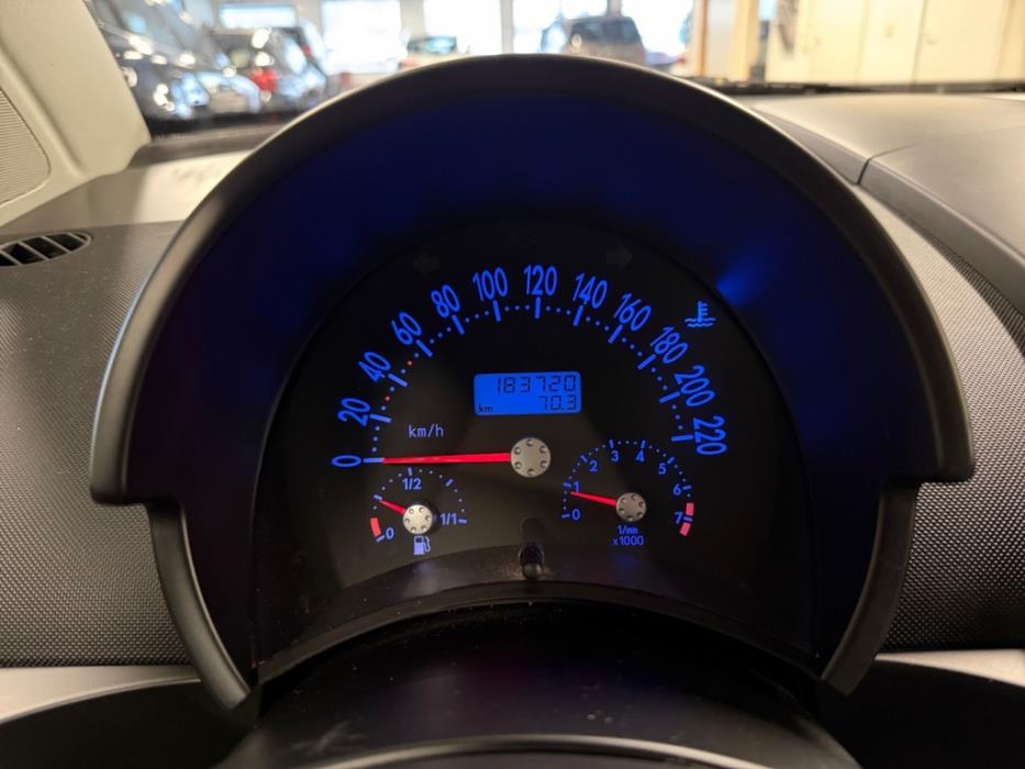 VOLKSWAGEN New Beetle 2005