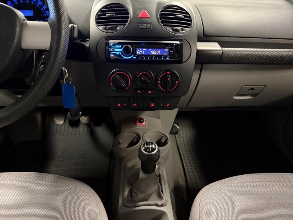 VOLKSWAGEN New Beetle 2005