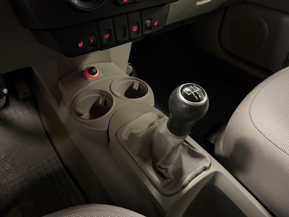 VOLKSWAGEN New Beetle 2005