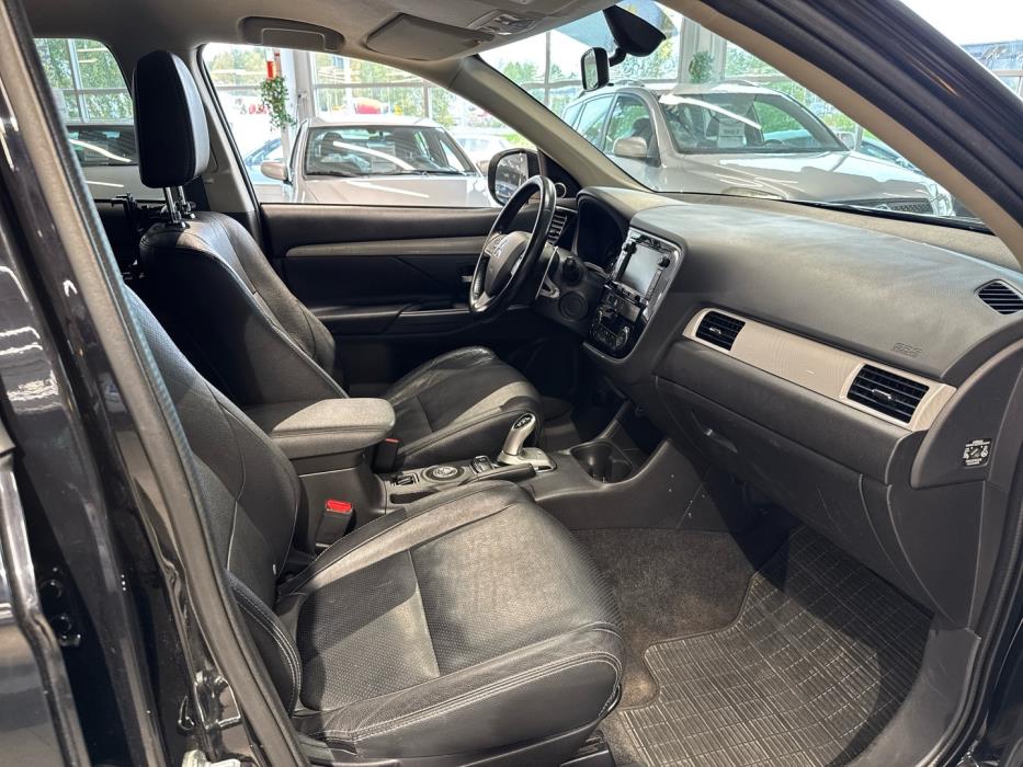 MITSUBISHI Outlander PHEV 2015