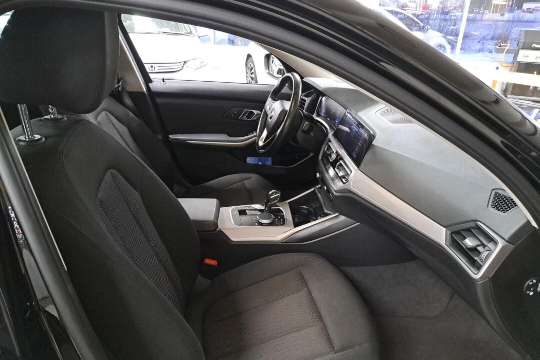 BMW 330 2019