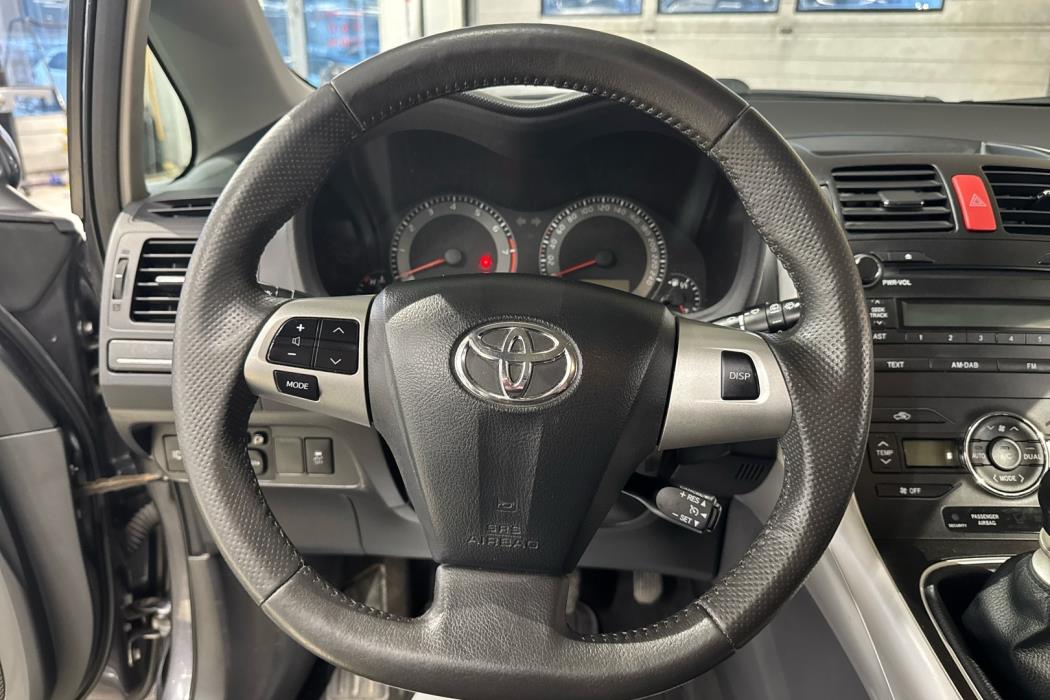 TOYOTA Auris 2012